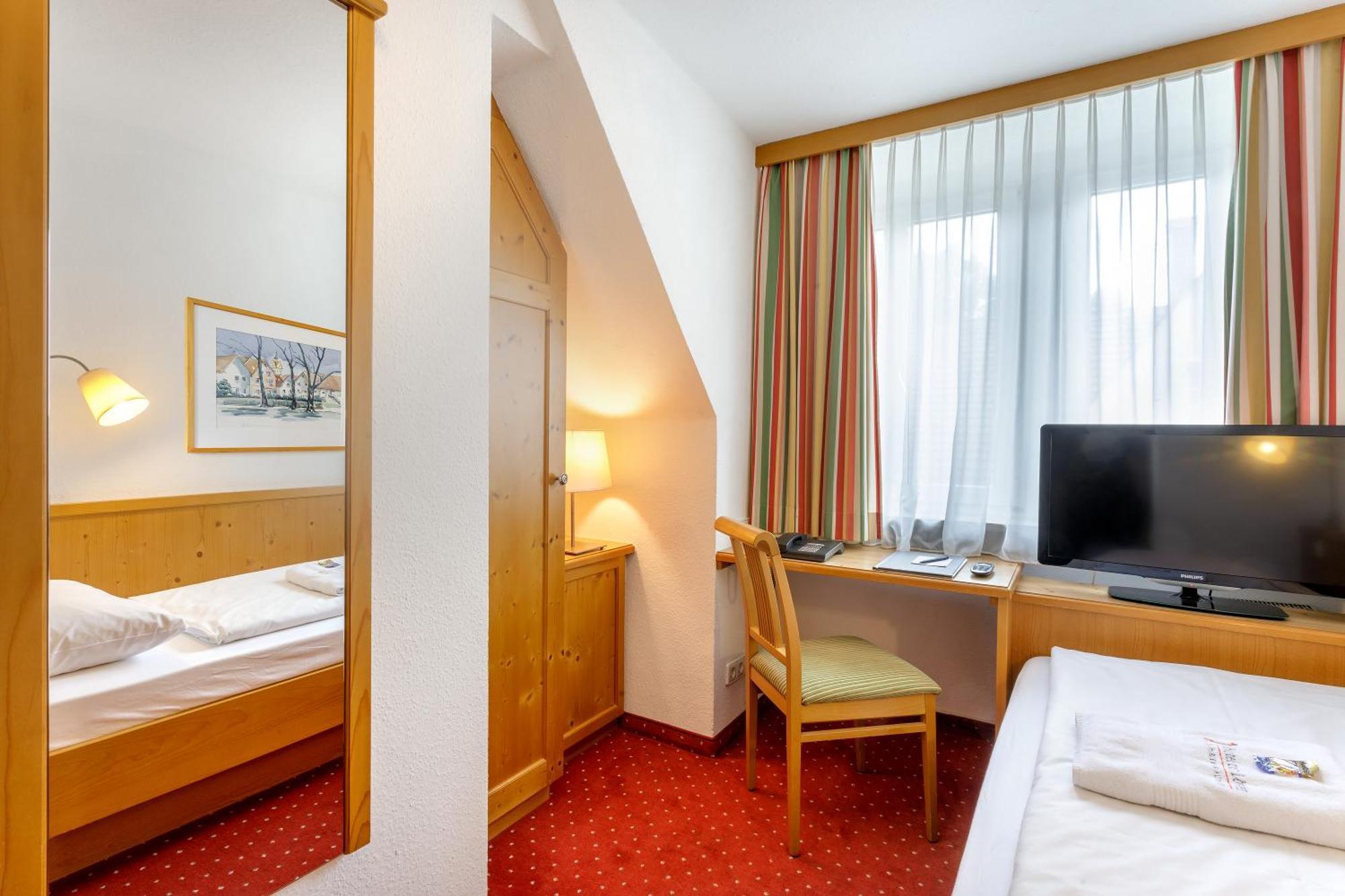 Hotel Zum Loewen Weissenhorn Exterior photo