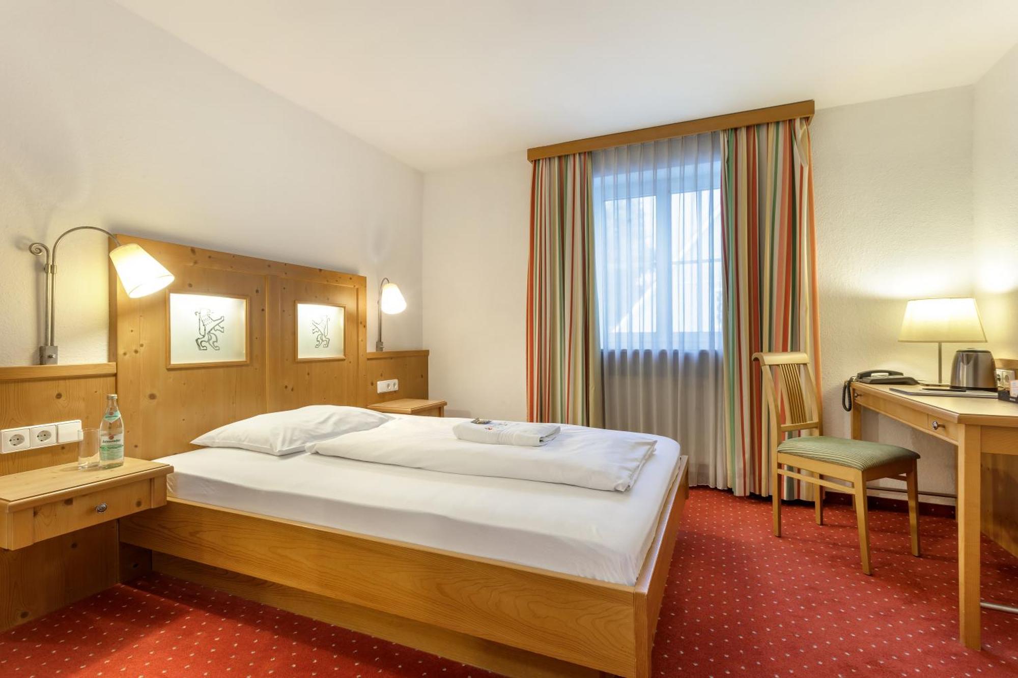 Hotel Zum Loewen Weissenhorn Exterior photo